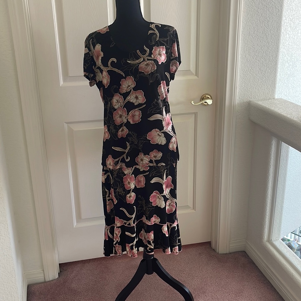 SUSAN LAWRENCE MIDI-SKIRT SET in Black with Pink Flowers—-WASH & WEAR! Easy care